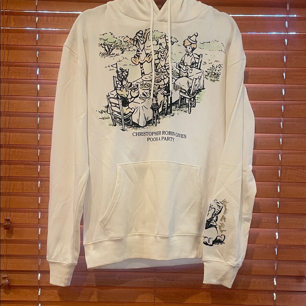 Disney’s Winnie the Pooh adorable Light Cream super soft Hoodie size M (F)